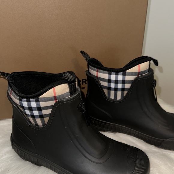 Brand New Authentic Burberry Rain boot - Picture 2 of 4